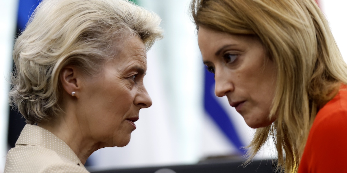 La presidente della Commissione Europea, Ursula von der Leyen, e la presidente del Parlamento Europeo, Roberta Metsola (AP Photo/Jean-Francois Badias)