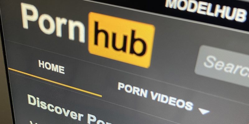 Pornhub ha bloccato l'accesso al proprio sito in Texas per protesta contro  una legge che impone la verifica dell'età - Il Post