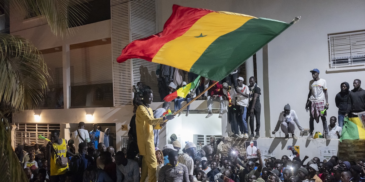 Festeggiamenti in Senegal dopo la scarcerazione di Sonko e Faye (AP Photo/Sylvain Cherkaoui)