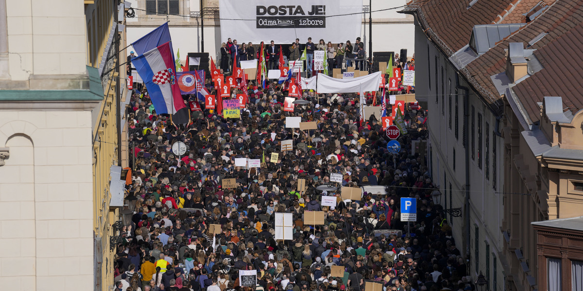 Una manifestazione antigovernativa a Zagabria, a inizio febbraio (AP Photo/Darko Bandic)