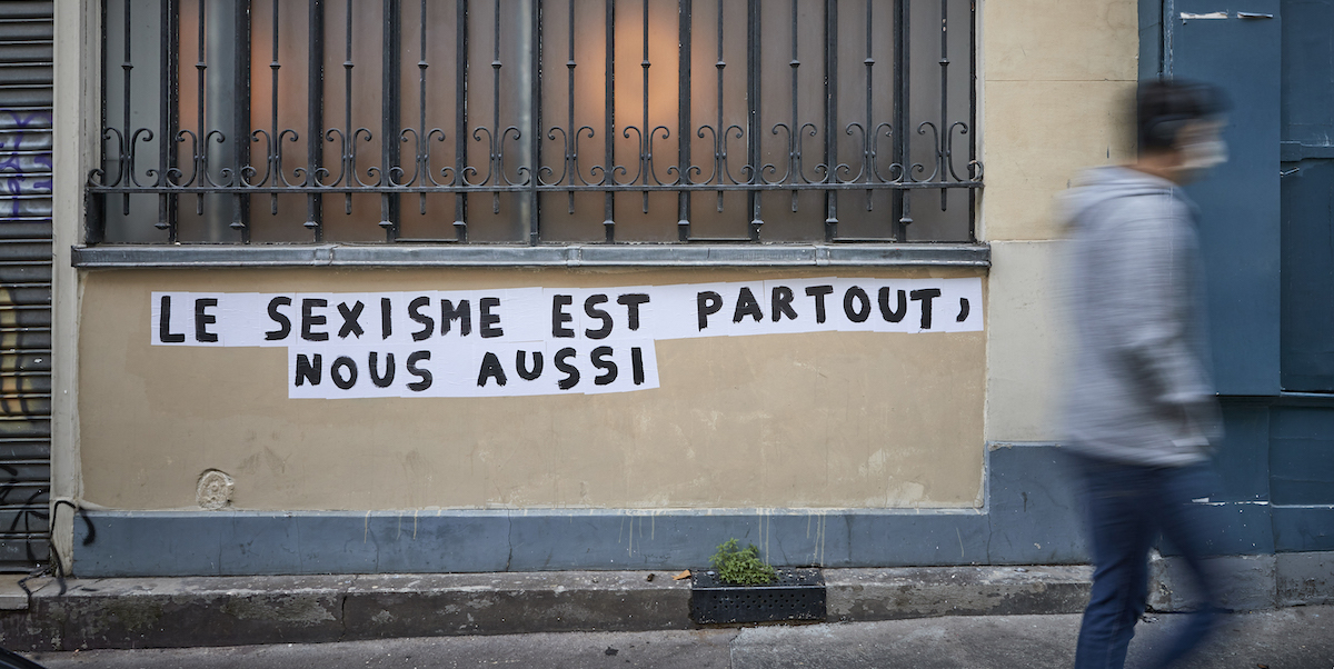 "Il sessismo è ovunque, anche in noi", collage dei movimenti femministi in una strada di Parigi, 6 ottobre 2020 (Kiran Ridley/Getty Images)