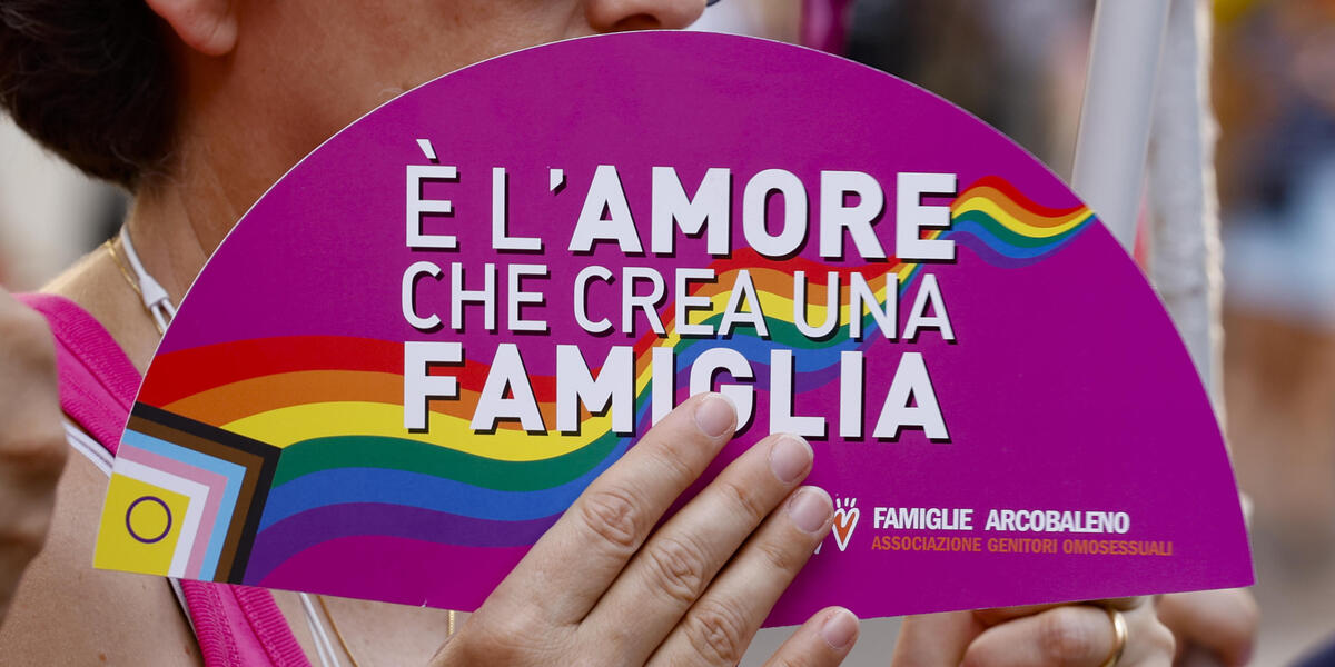 Una manifestante partecipa alla protesta organizzata dalle Famiglie arcobaleno e altre associazioni LGBTQIA+ a Roma, nel luglio del 2023 (ANSA/Fabio Frustaci)