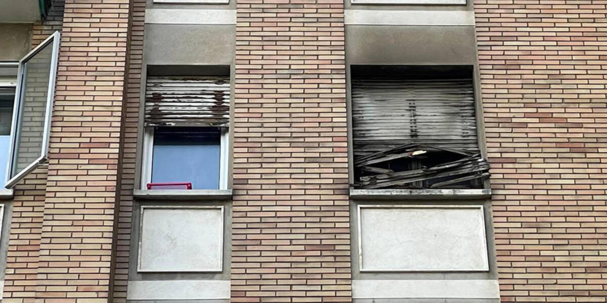 La finestra dell'appartamento in via Bertocchi (ANSA/Max Cavallari)