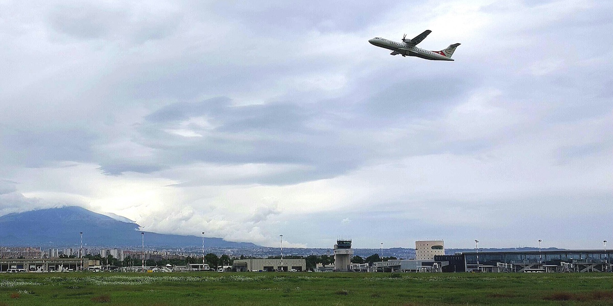 Un aereo in decollo all'aeroporto di Catania (Wikimedia)