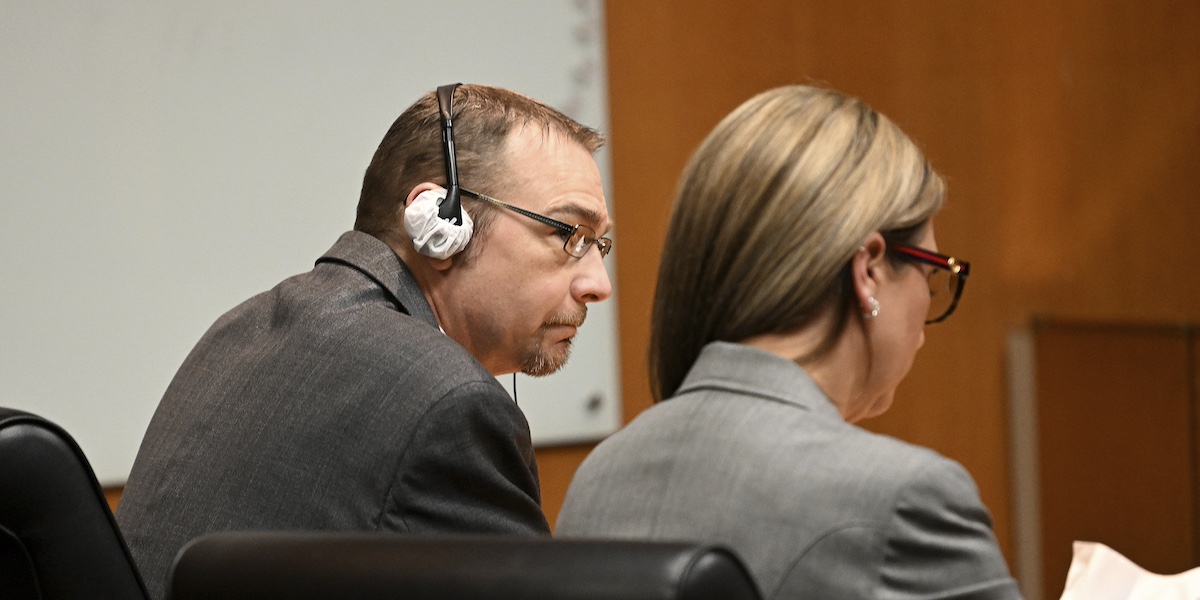 James Crumbley e la sua avvocata durante il processo (Robin Buckson/Detroit News via AP, Pool)