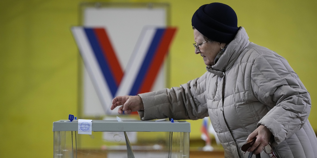 Una donna vota a San Pietroburgo (AP Photo/Dmitri Lovetsky)