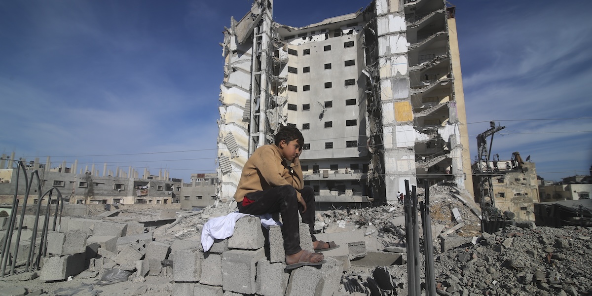 Un quartiere di Rafah distrutto dai bombardamenti (AP Photo/Hatem Ali)