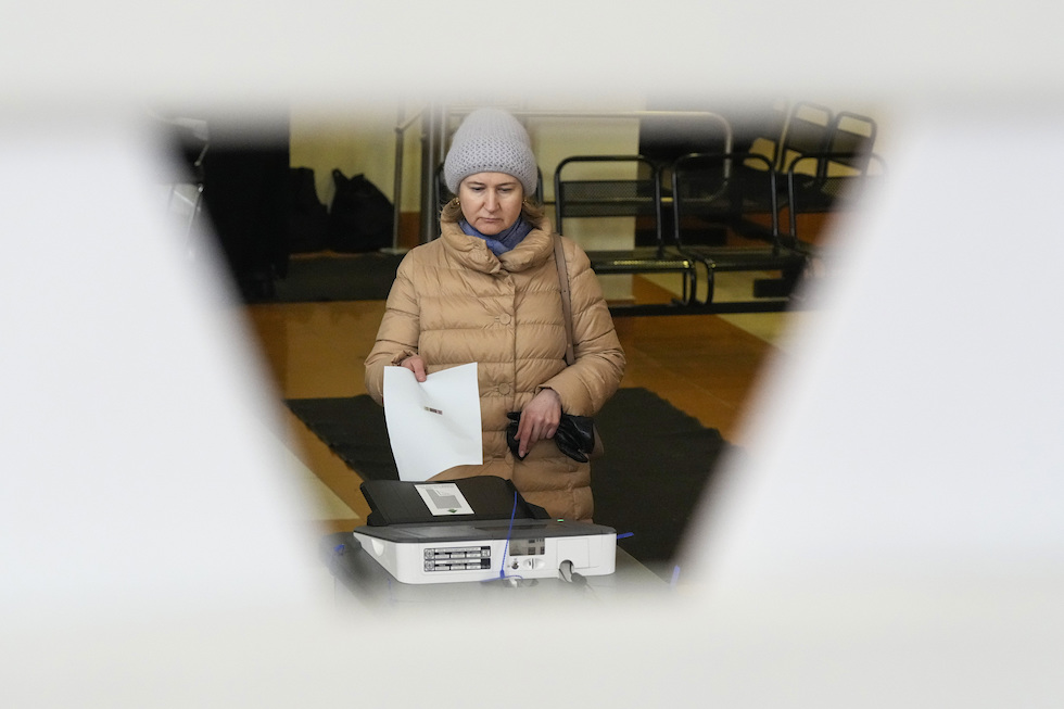Una donna vota in un seggio elettorale durante le elezioni presidenziali