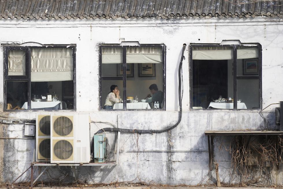 Una coppia mangia in un ristorante vicino alla Città Proibita a Pechino