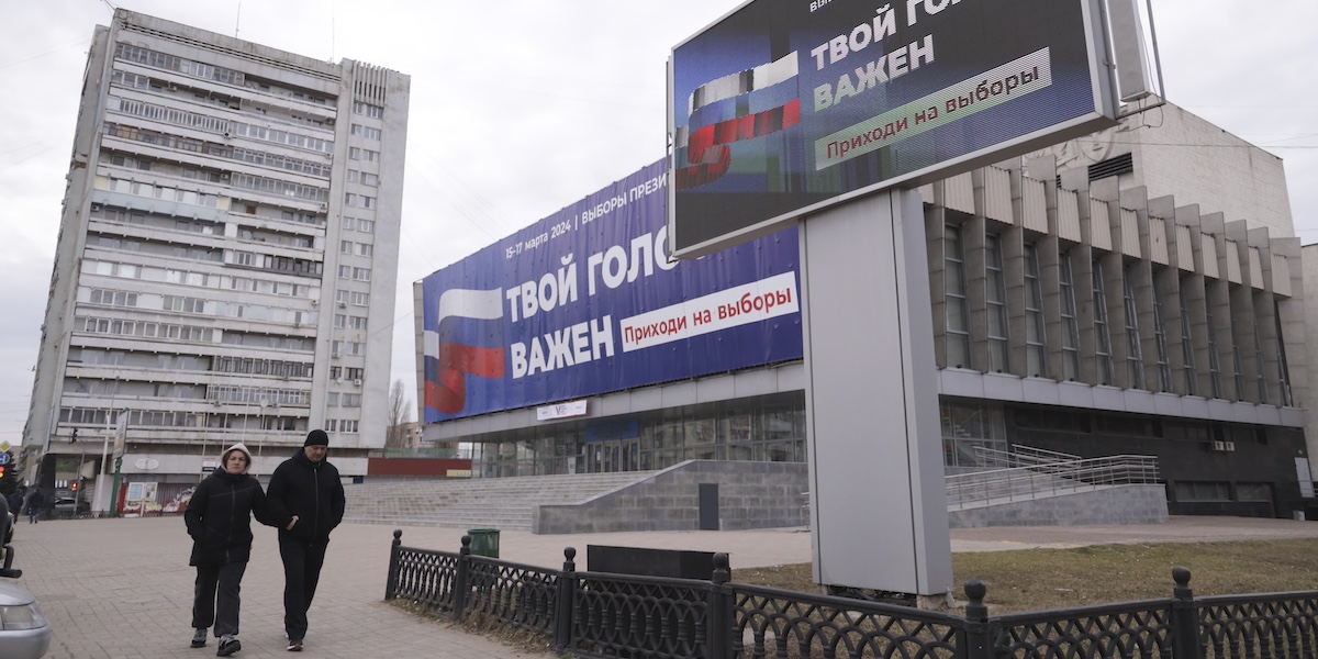 Cartelloni elettorali a Luhansk, una regione ucraina annessa dalla Russia in modo illegittimo (AP Photo)