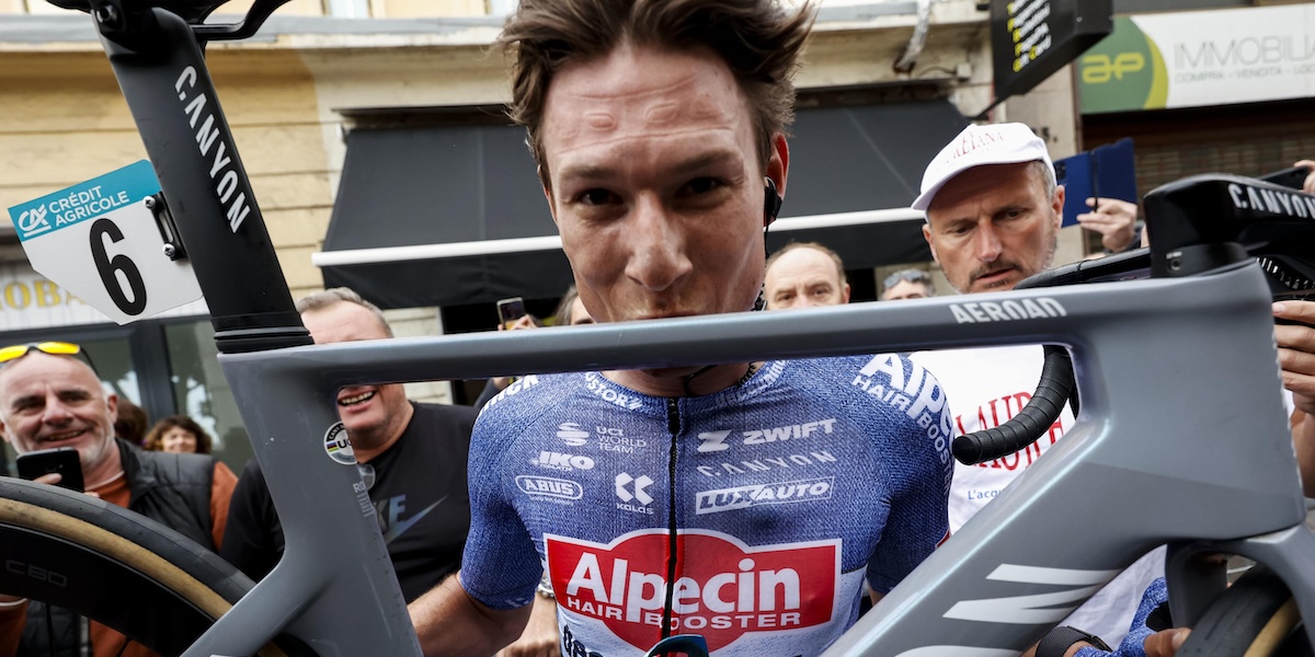 Jasper Philipsen dopo la vittoria a Sanremo (ROBERTO BETTINI / ANSA)