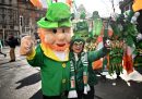 Una donna e una persona con il costume di San Patrizio alla parata di Dublino