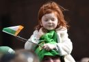 Una bambina sventola la bandiera irlandese alla parata di Dublino