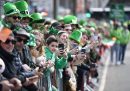 Persone che guardano la parata di Dublino