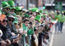 Persone che guardano la parata di Dublino