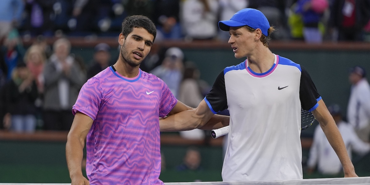 Carlos Alcaraz e Jannik Sinner a fine partita (AP Photo/Ryan Sun)