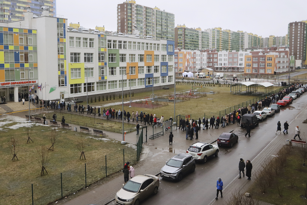 Decine di elettori in fila in un seggio di San Pietroburgo a mezzogiorno