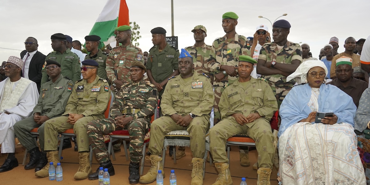 Alcuni membri della giunta militare del Niger osservano la partenza dei militari francesi a ottobre (EPA/ISSIFOU DJIBO)