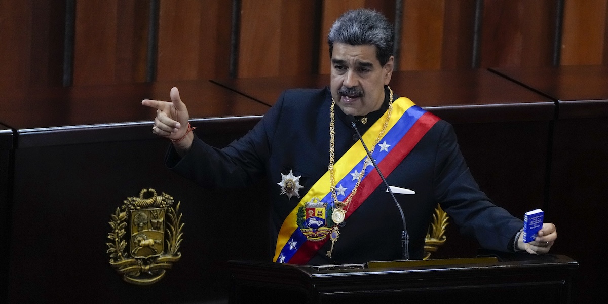 Nicolás Maduro con una piccola copia della Costituzione del Venezuela (AP Photo/Ariana Cubillos, File)