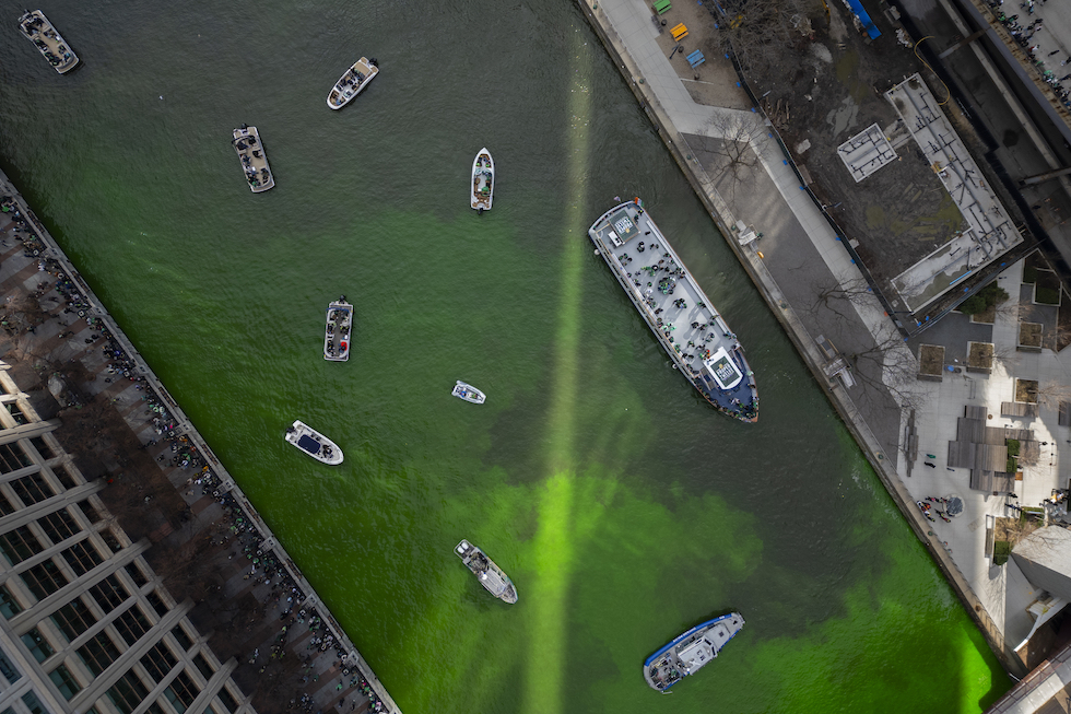 Il fiume Chicago è stato colorato di verde in vista dei festeggiamenti per San Patrizio