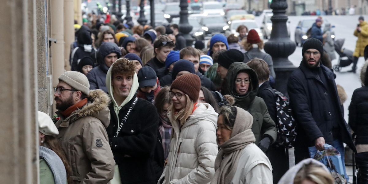 Persone in coda in un seggio a San Pietroburgo (EPA/ANATOLY MALTSEV)