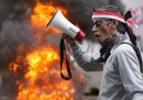 Un uomo grida uno slogan mentre vengono bruciati dei pneumatici durante una manifestazione contro i presunti brogli nelle elezioni presidenziali del 14 febbraio, fuori dall'ufficio della Commissione elettorale generale a Giacarta, Indonesia