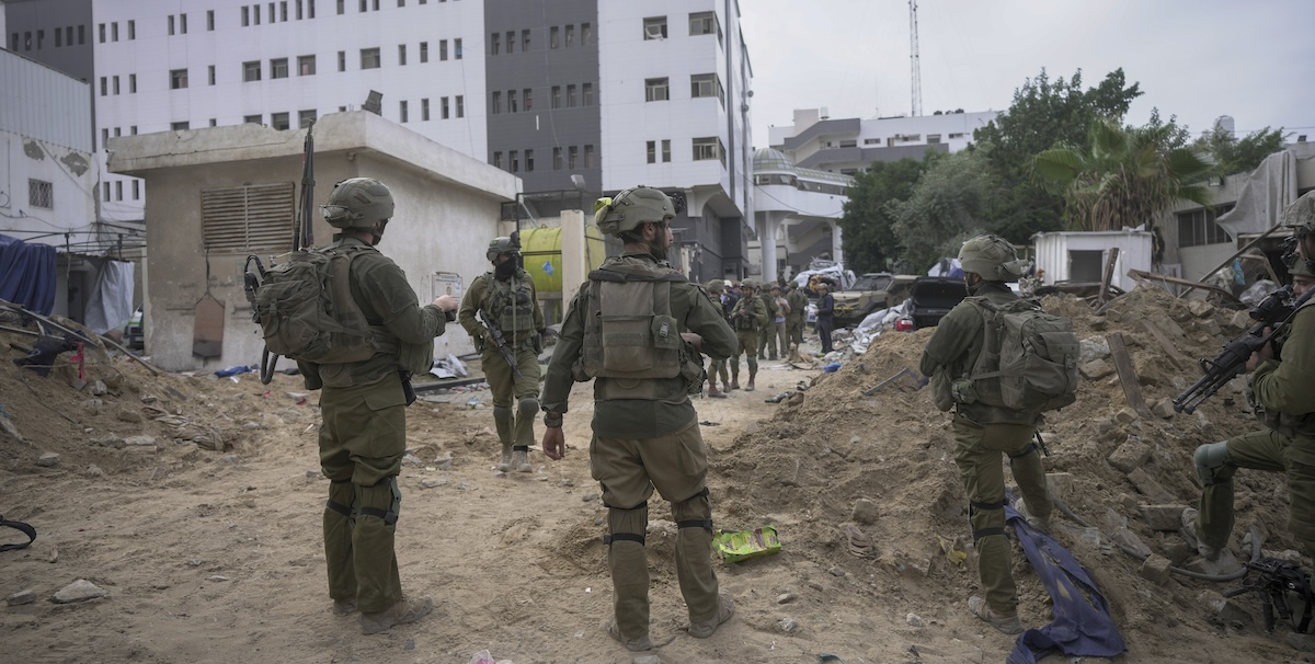Soldati israeliani fuori dall'ospedale al Shifa, nel novembre del 2023 (AP Photo/Victor R. Caivano, File)