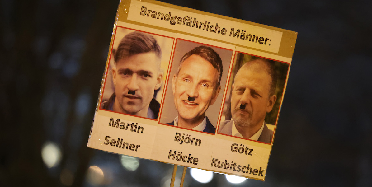 Manifestazione contro l'estrema destra: nel cartello tenuto da un manifestante ci sono l'austriaco Martin Sellner, il leader di Alternative für Deutschland (AfD) Björn Höcke e l'estremista di destra Götz Kubitschek. Berlino, 17 gennaio 2024 (Sean Gallup/Getty Images)