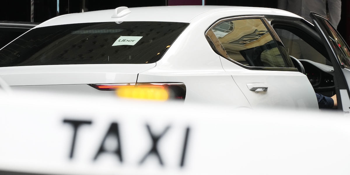 un veicolo uber e un taxi a sydney