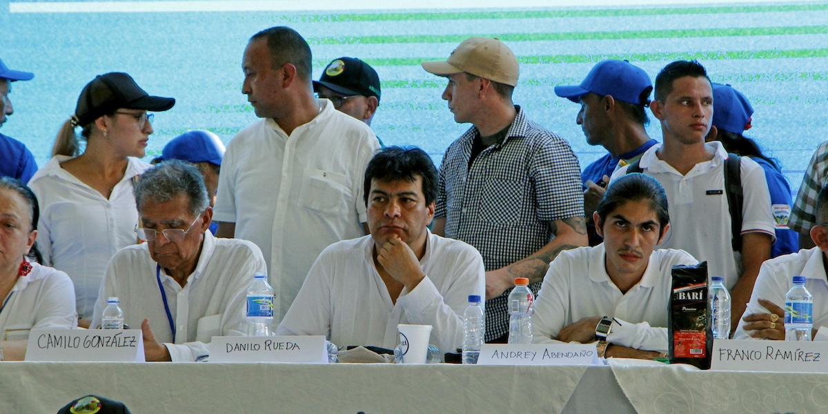 Da destra, il portavoce dell'EMC, Andrey Avendano, l'alto commissario per la pace della Colombia, Danilo Rueda, e Camilo Gonzalez, coordinatore delegato dal governo durante l’inizio dei negoziati di pace fra il governo e l’EMC l’8 ottobre 2023
