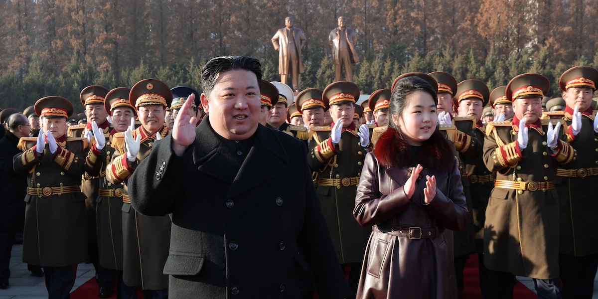 Kim Jong Un e la figlia Kim Ju Ae durante un evento per l'anniversario della fondazione delle Forze armate nordcoreane (EPA/KCNA)