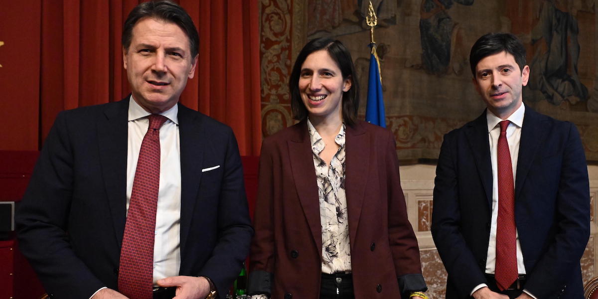 Roberto Speranza, con Elly Schlein e Giuseppe Conte, in occasione della presentazione del suo libro alla Camera, il 30 gennaio 2024
(MAURIZIO BRAMBATTI/ANSA)