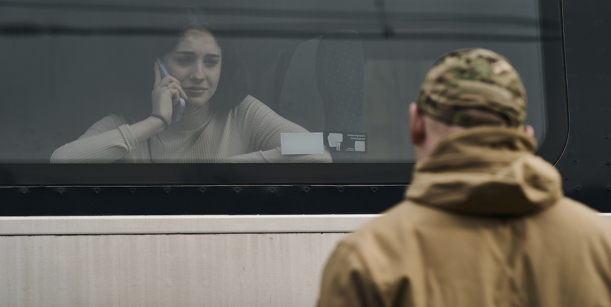 Un soldato ucraino saluta sua moglie alla stazione dei treni di Kramatorsk, nel marzo del 2023