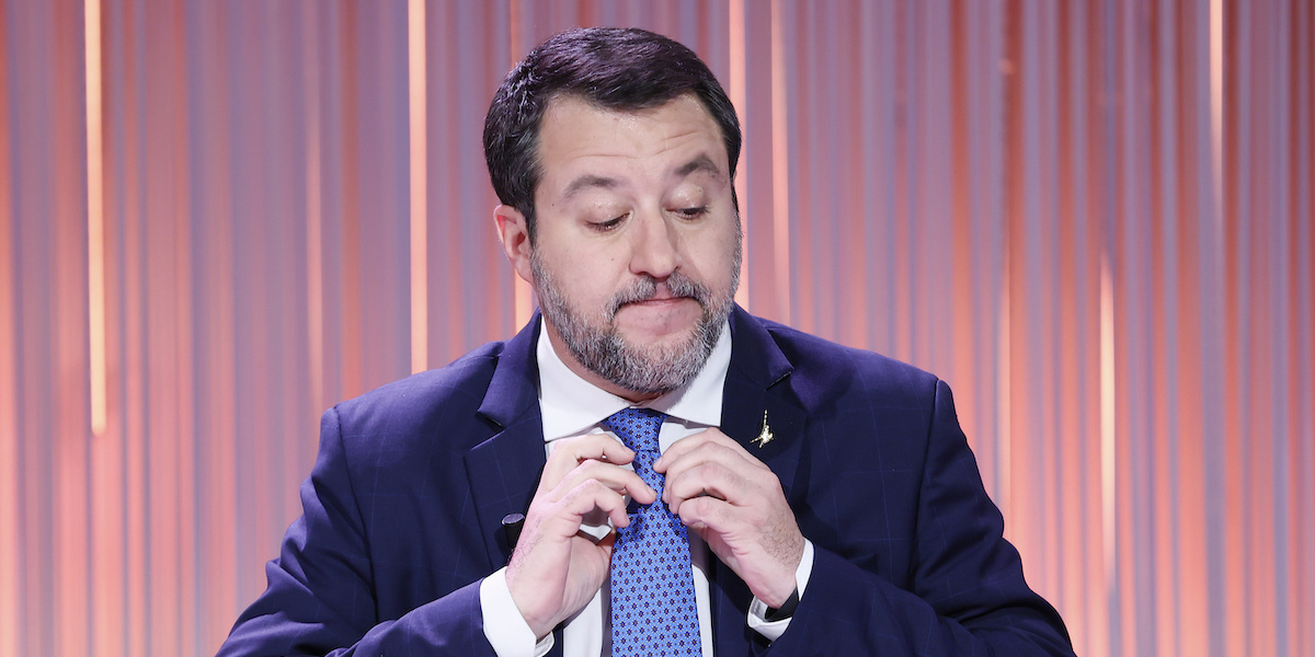 Foto di Salvini che si sistema la cravatta