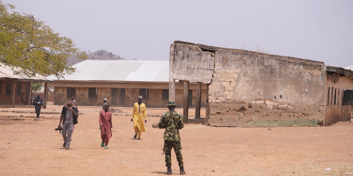 Un soldato pattuglia il villaggio di Kuriga dopo un rapimento di massa in una scuola, sabato 9 marzo 2024