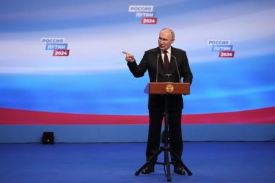 Il presidente russo Vladimir Putin durante una visita al quartier generale della sua campagna elettorale dopo le elezioni presidenziali (AP/Alexander Zemlianichenko)