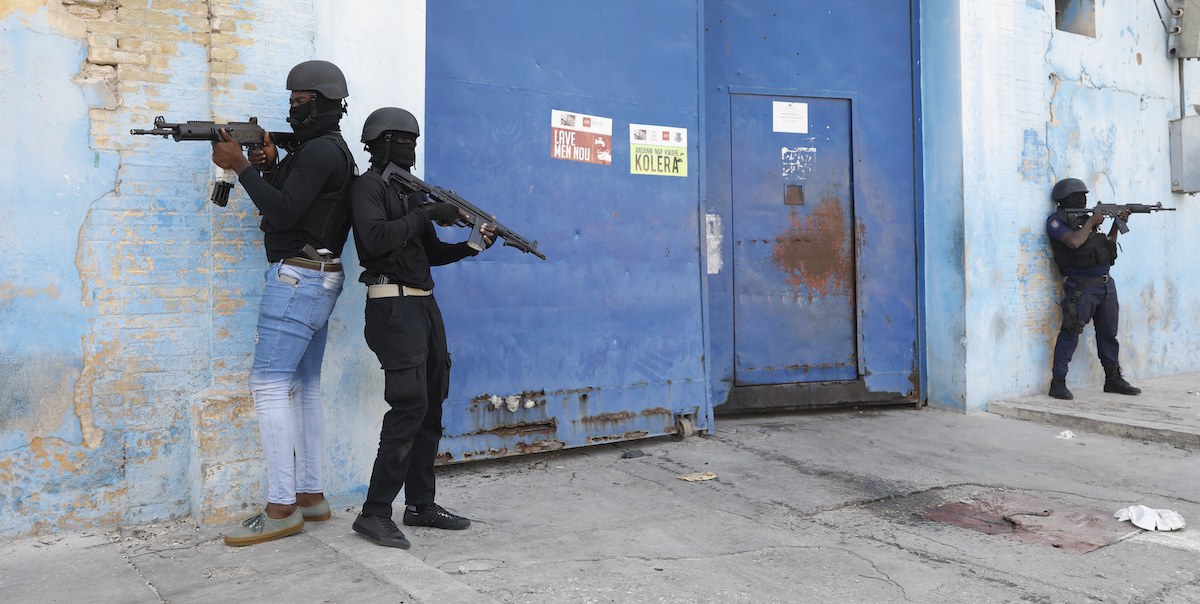 Agenti della polizia di guardia davanti a un carcere a Port-au-Prince, Haiti