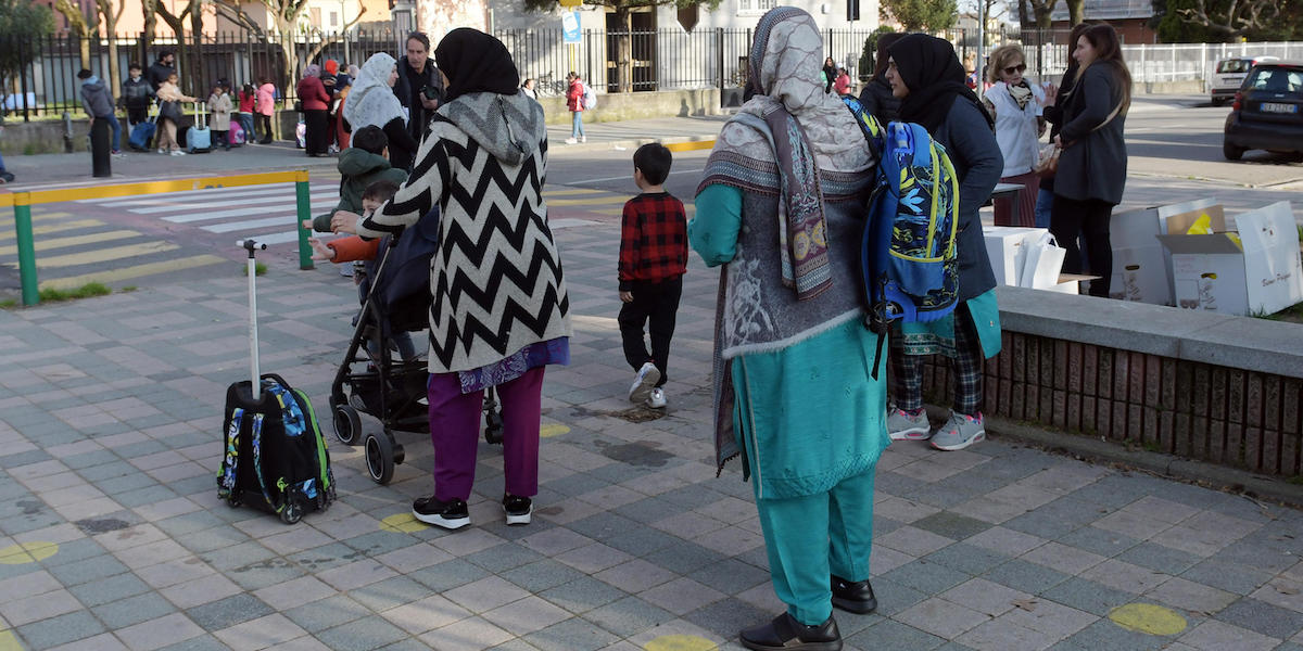 Uscita degli alunni e delle alunne dalla scuola primaria dell'istituto comprensivo Iqbal Masih, Pioltello, 18 marzo 2024 (ANSA/ANDREA CANALI)