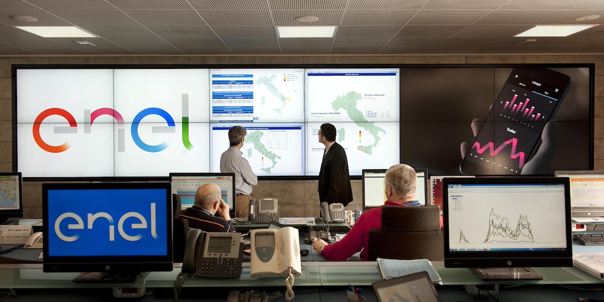 Un ufficio di Enel con il logo Enel su uno schermo