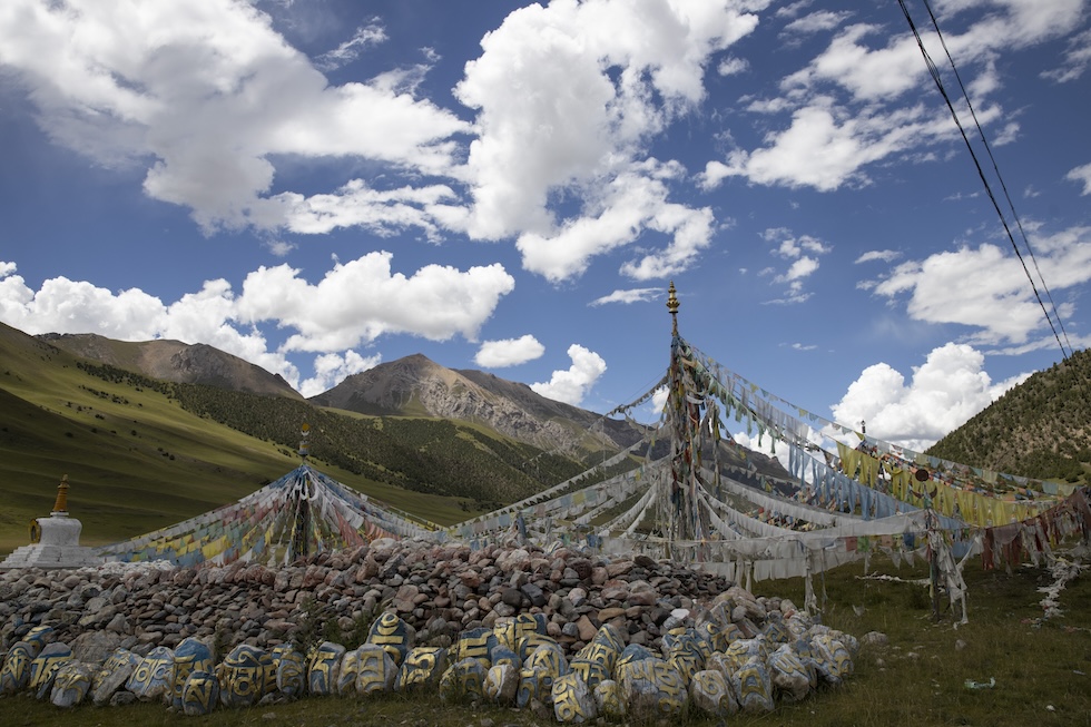 Bandiere di preghiera fotografate ad Angsai, nella regione cinese di Sanjiangyuan, che confina con il Tibet