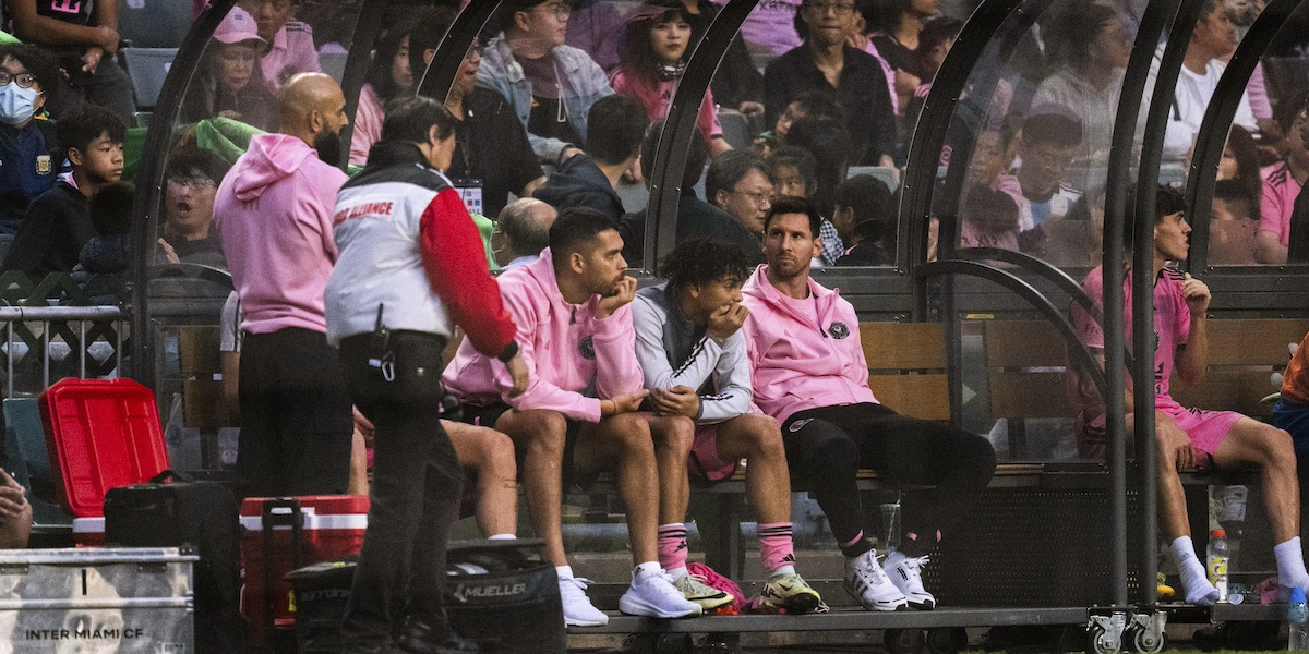 Lionel Messi, a destra, in panchina durante la partita (AP Photo/Louise Delmotte)