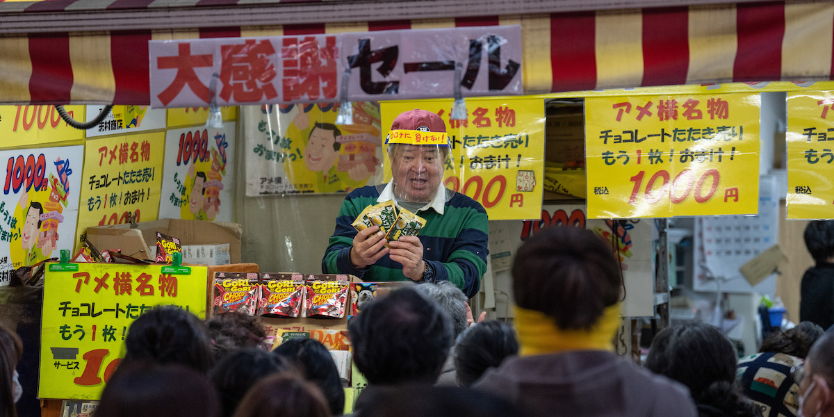 Foto di un banchetto di generi alimentari in un mercato di Tokyo, in Giappone