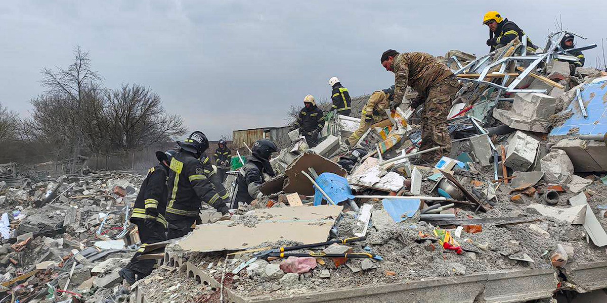 Macerie di un edificio colpito da un bombardamento ucraino nella regione di Belgorod (dal canale Telegram di Vyacheslav Gladkov, governatore della regione di Belgorod, via AP)