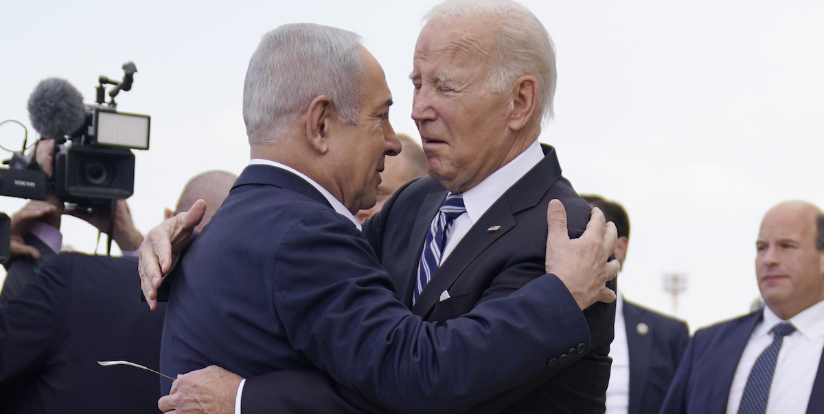 L'abbraccio tra Benjamin Netanyahu e Joe Biden durante la visita in Israele del presidente americano il 18 ottobre