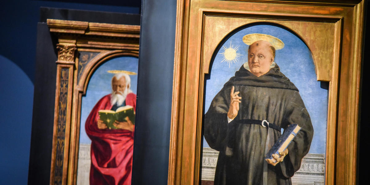 Foto di due pale di Piero della Francesca esposte alla mostra
