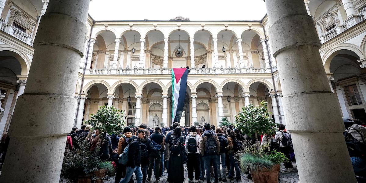 La bandiera della Palestina appesa alla sede del rettorato dell'università di Torino durante una manifestazione dello scorso novembre