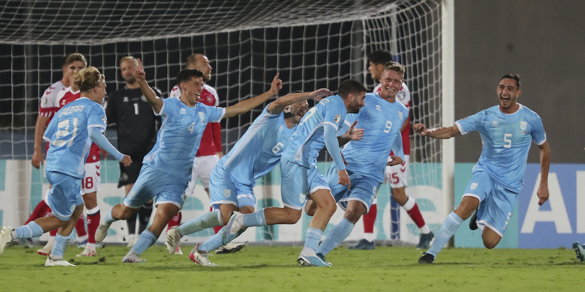 L'esultanza di San Marino dopo un gol di Golinucci contro la Danimarca (AP Photo/Felice Calabro)