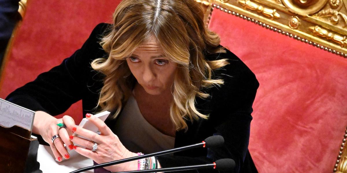 Foto di Giorgia Meloni al Senato con dei foglietti in mano