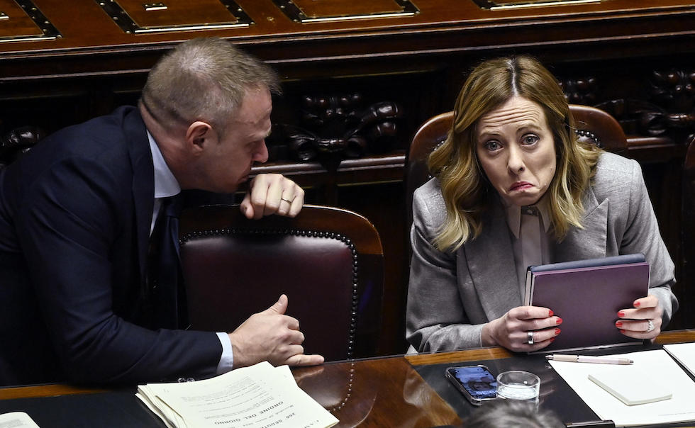 Foto di Meloni con la bocca all'ingiù