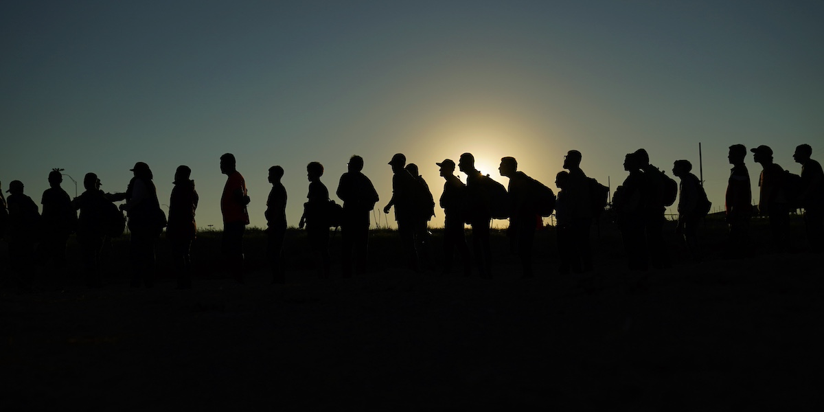 Migranti entrati negli Stati Uniti dal Messico, nel settembre del 2023 (AP Photo/Eric Gay, File)